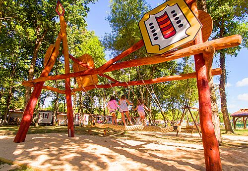 Houten speeltuin met touw op camping CAPFUN Coquelicots in Royan (17).