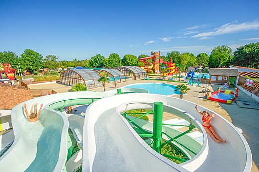 Waterglijbanen en buitenzwembaden op camping CAPFUN Coquelicots in Royan (17).