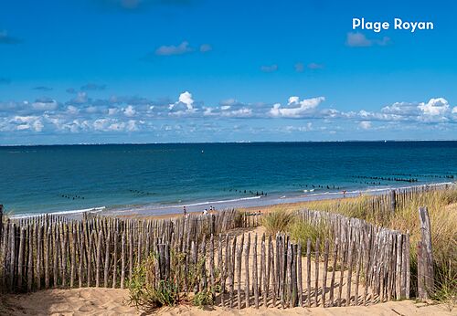 Zandstrand en blauwe zee in Royan, een stad om te bezoeken in Charente-Maritime.