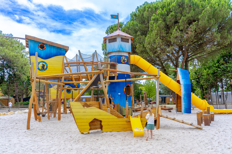 Carabouille Speeltuin - Piratenboot speeltuin, glijbanen, netten op camping VAGUES OCEANES Coq Hardi in Cassy-Lanton (33).