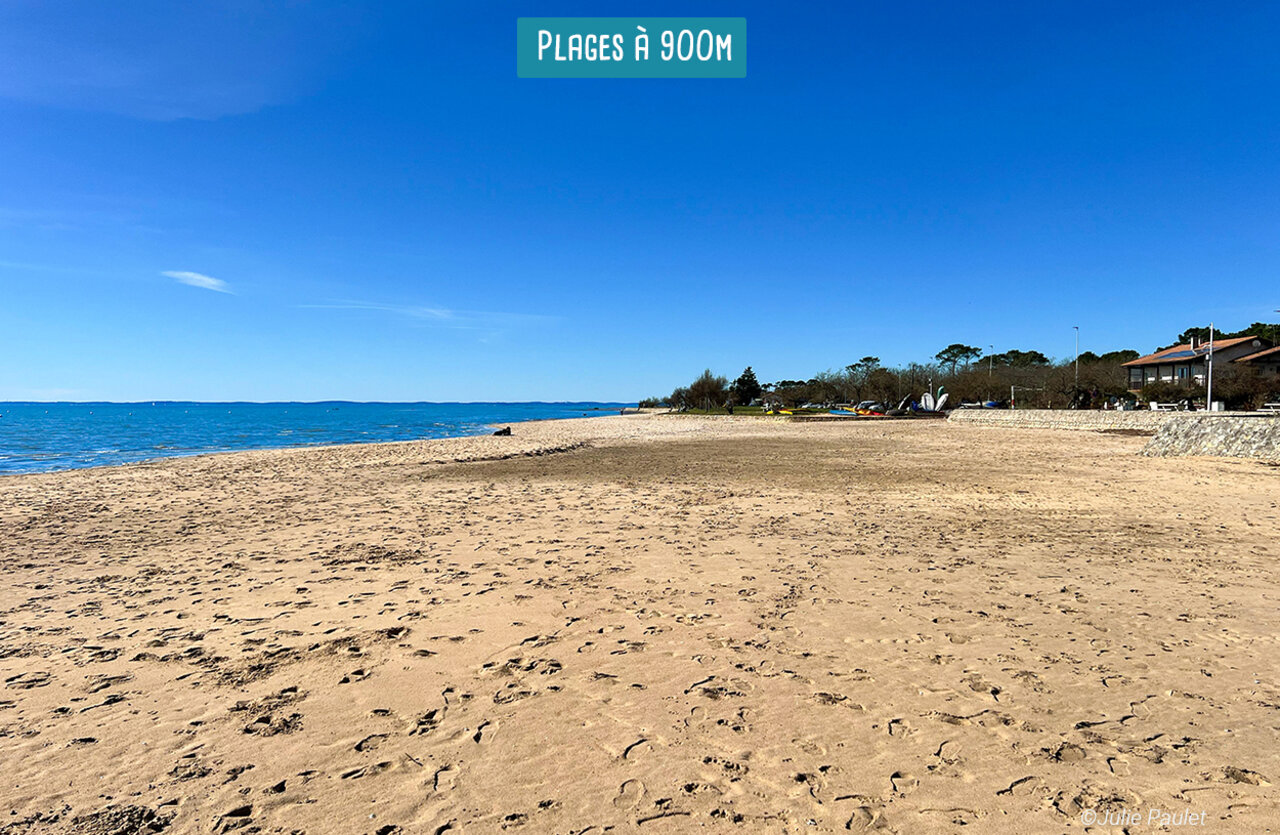 Zandstrand en blauwe zee bij VAGUES OCEANES Coq Hardi in Cassy-Lanton.