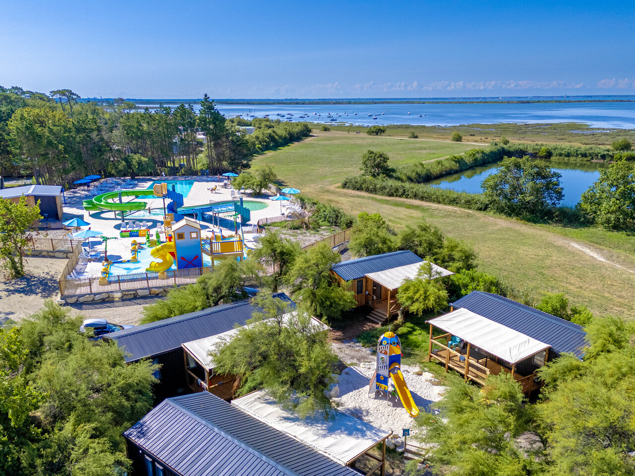 Zwembad, glijbanen, accommodaties, luchtfoto camping VAGUES OCEANES Coq Hardi Cassy-Lanton (33).