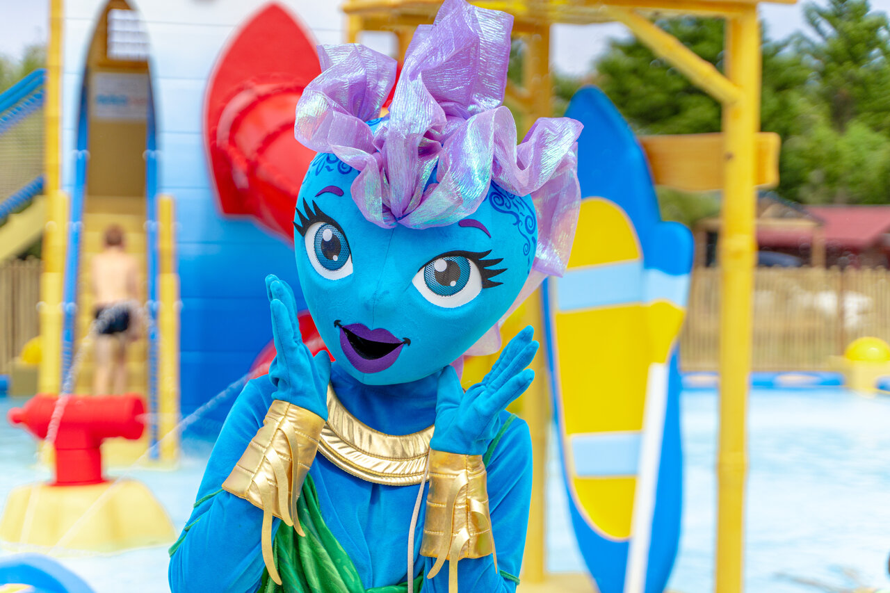 Blauwe mascotte en waterpark op camping VAGUES OCEANES Coq Hardi in Cassy-Lanton (33).