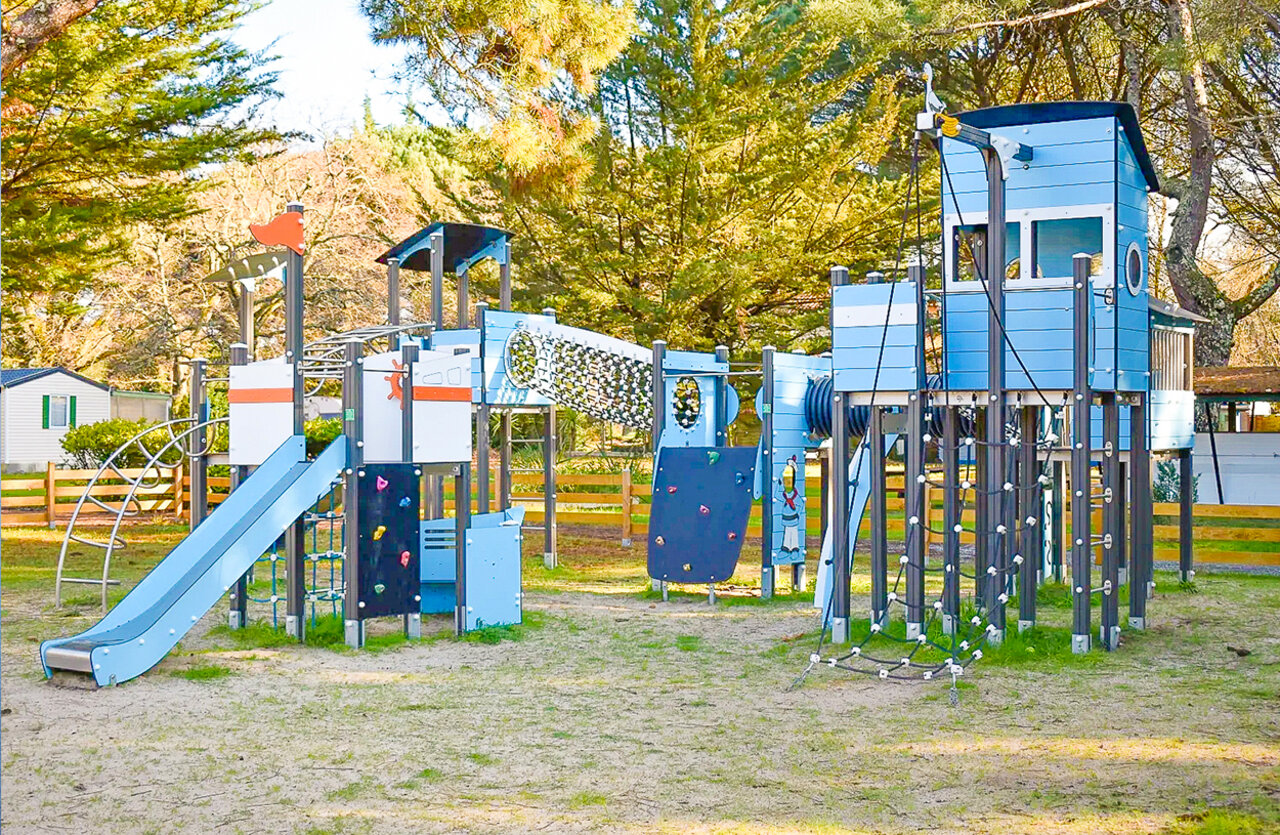 Moderne speeltuin, glijbaan op camping VAGUES OCEANES in Cassy-Lanton (33).