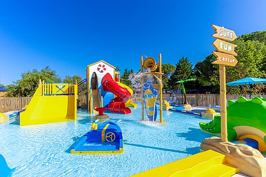 Waterpark met glijbanen en waterspellen voor kinderen op camping VAGUES OCEANES Coq Hardi in Cassy-Lanton (33).