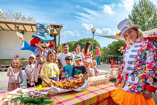 Kinderanimatie met mascotte en feestelijke snack op camping VAGUES OCEANES Coq Hardi in Cassy-Lanton (33).