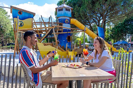 Speeltuin piratenschip, glijbanen, camping VAGUES OCEANES Coq Hardi.