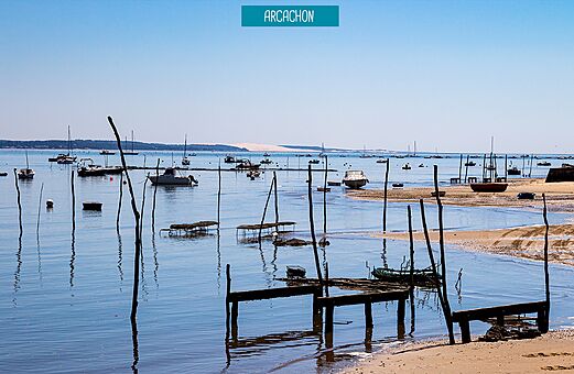 Bassin d'Arcachon met boten en de Dune du Pilat op de achtergrond.
