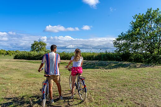 Fietstocht in de natuur op camping VAGUES OCEANES Coq Hardi in Cassy-Lanton.