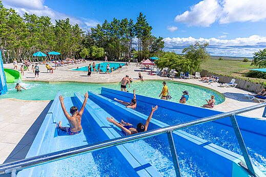 Glijbanen en zwembad op camping VAGUES OCEANES Coq Hardi in Cassy-Lanton (33).