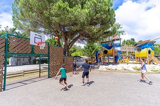 Multisportterrein en speeltuin op camping VAGUES OCEANES Coq Hardi.