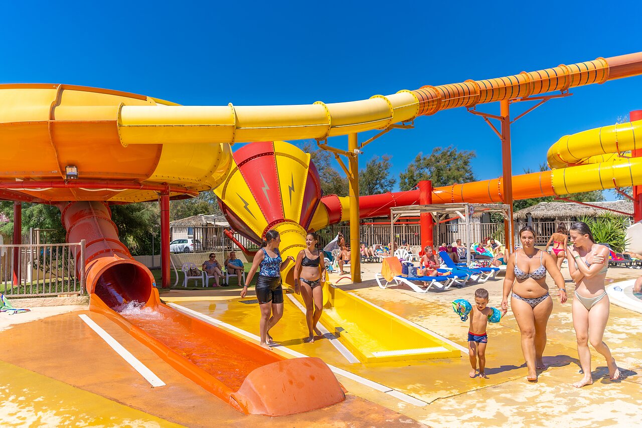 Gigantische waterglijbanen en zwembad op camping CAPFUN C�te Vermeille in PORT LA NOUVELLE (11).