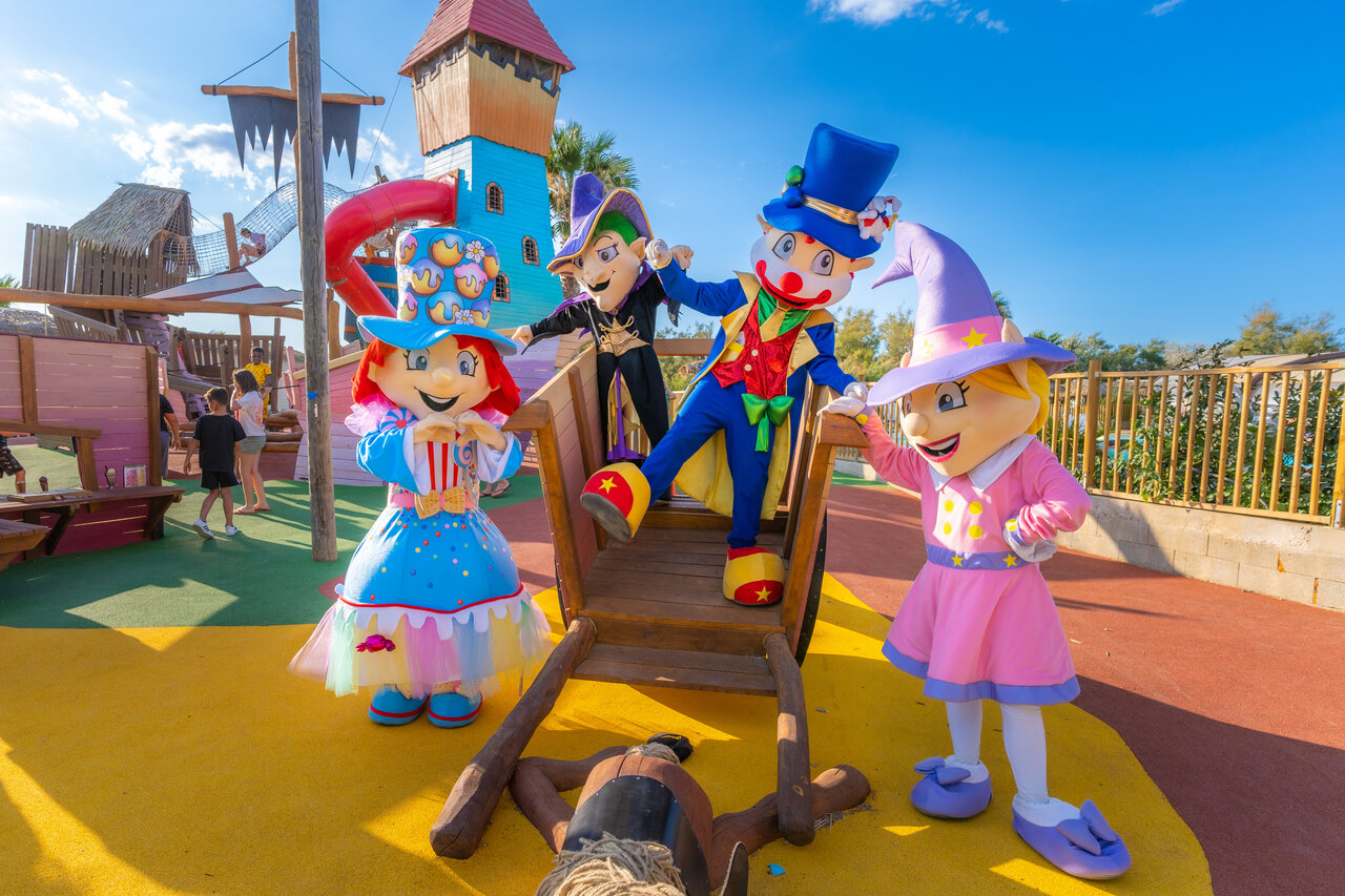 Kleurrijke mascottes en kinderspeeltuin op camping CAPFUN C�te Vermeille in PORT LA NOUVELLE (11).