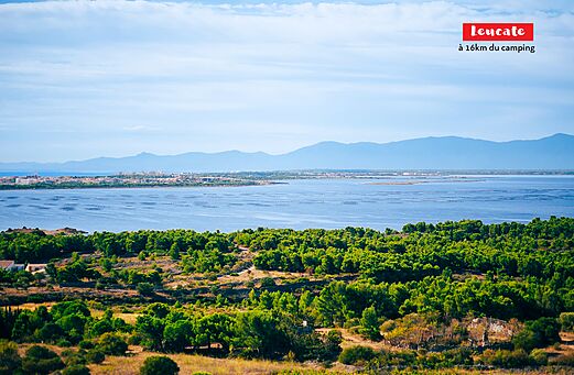 Panoramisch uitzicht op het meer en de stad Leucate, nabij Port La Nouvelle.