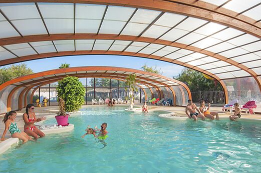 Overdekt en verwarmd zwembad met families die genieten van het water op camping CAPFUN C�te Vermeille in PORT LA NOUVELLE (11).