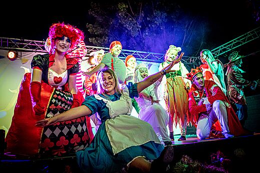 Verkleed spektakel met fantastische personages op het podium op camping CAPFUN C�te Vermeille in PORT LA NOUVELLE (11).