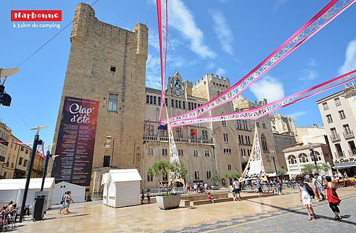 Historisch centrum van Narbonne met het Aartsbisschoppelijk Paleis, bezienswaardigheid.