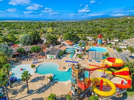 Reuzenglijbanen en zwembaden van het waterpark op camping CAPFUN C�te Vermeille in PORT LA NOUVELLE (11).