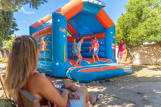 Opblaasbaar kasteel voor kinderen camping CAPFUN C�te Vermeille PORT LA NOUVELLE.