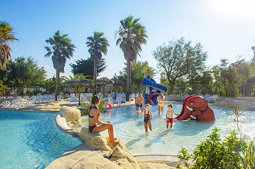 Zwembad met waterglijbanen en waterspeeltuin op camping CAPFUN C�te Vermeille in PORT LA NOUVELLE (11).