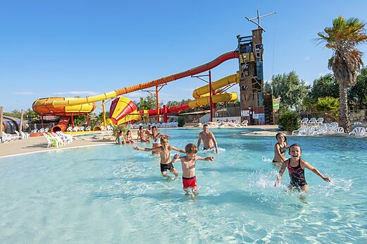 Zwembad en gigantische waterglijbanen op camping CAPFUN C�te Vermeille in PORT LA NOUVELLE (11).