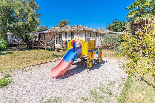 Kinderspeeltuin met kleurrijke glijbaan op camping CAPFUN C�te Vermeille, PORT LA NOUVELLE.