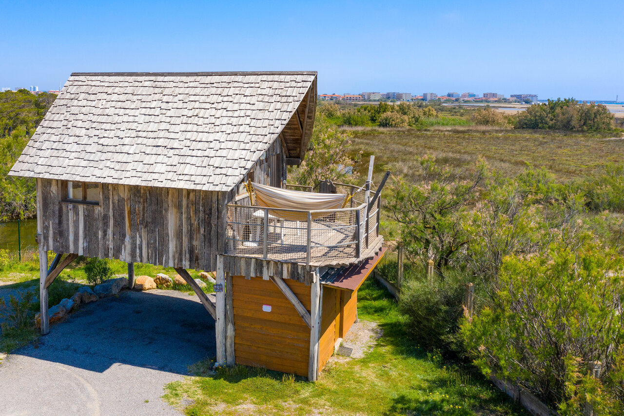 Boomhut met hangmat, op camping CAPFUN C�te Vermeille in Port La Nouvelle.