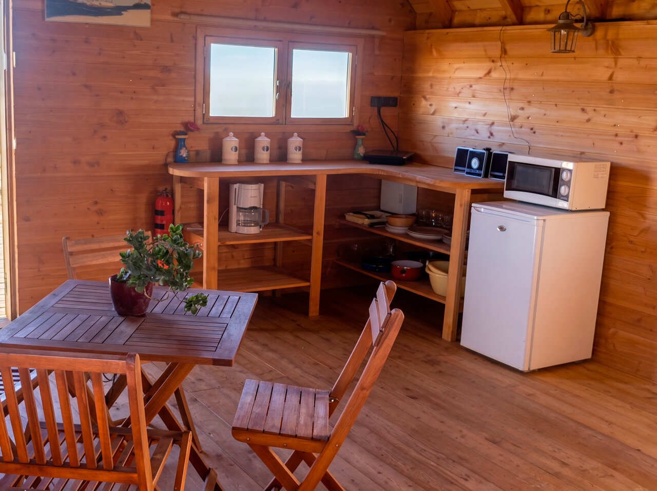Uitgeruste kitchenette en eethoek Mobil-home op camping CAPFUN C�te Vermeille in Port La Nouvelle.
