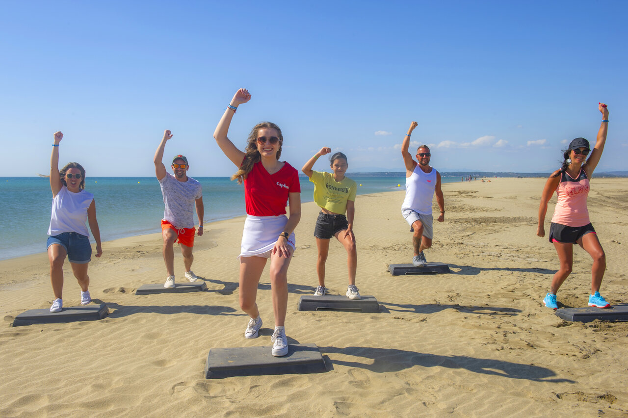 Groepsfitnessles op het strand op camping CAPFUN C�te Vermeille in Port La Nouvelle.