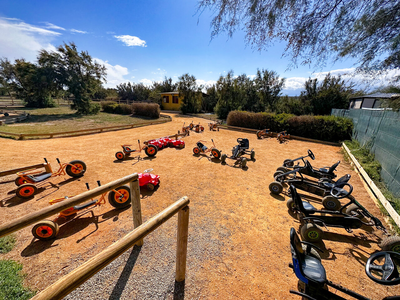 Diverse skeltauto's op onverharde baan op camping CAPFUN C�te Vermeille : Cabane dans les airs in Port La Nouvelle (11).