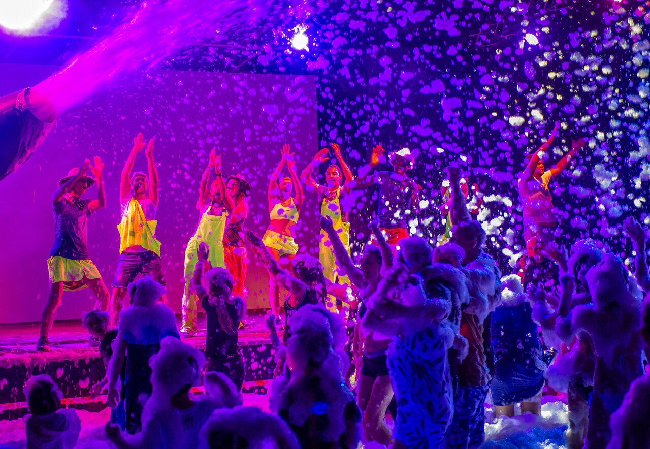 Levendig schuimfeest met muziek en deelnemers op camping CAPFUN C�te Vermeille.