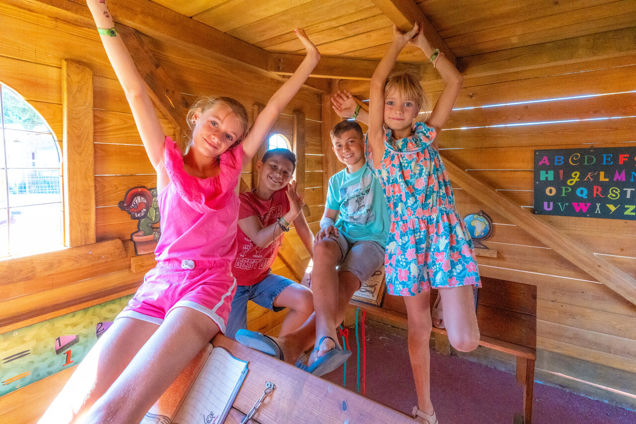 Vrolijke kinderen in de Boomhut op camping CAPFUN C�te Vermeille, Port La Nouvelle.