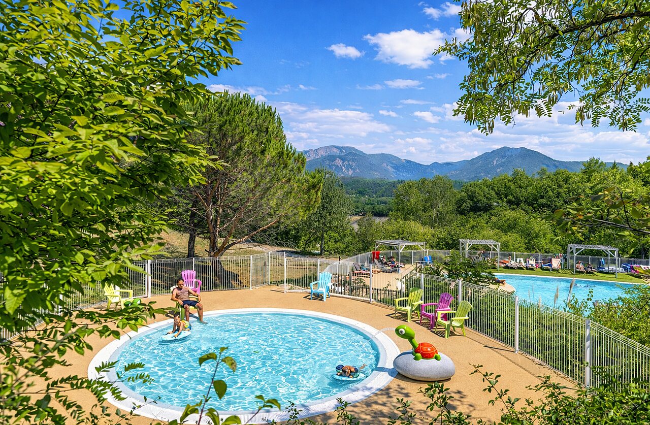Waterpark met kinderbad en groot zwembad op camping CLICOCHIC Couriou in Recoubeau-Jansac.