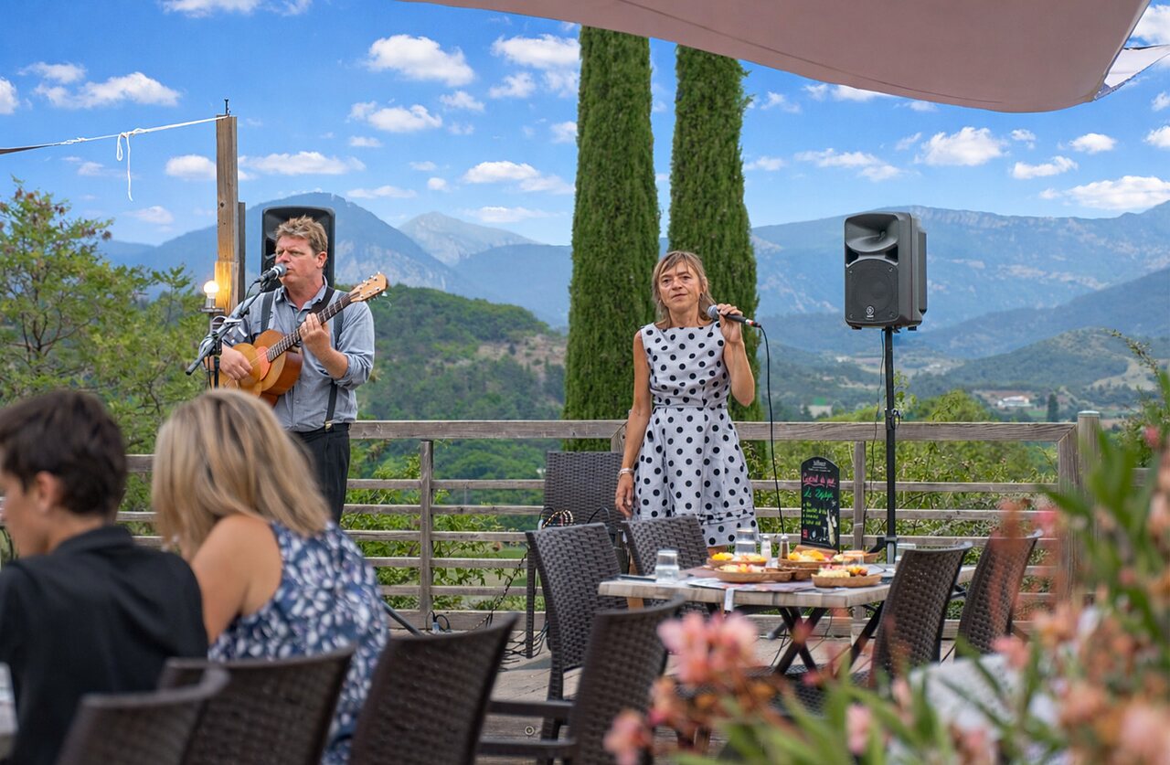 Live muziek animatie op restaurantterras, bergzicht, camping CLICOCHIC Couriou (26).