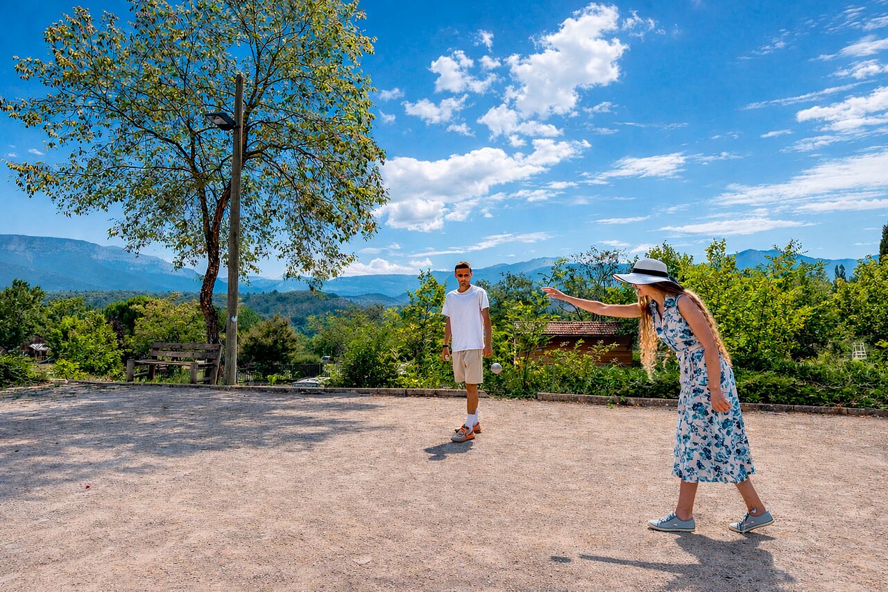 Potje jeu de boules op het speelterrein camping CLICOCHIC Couriou in Recoubeau-Jansac.