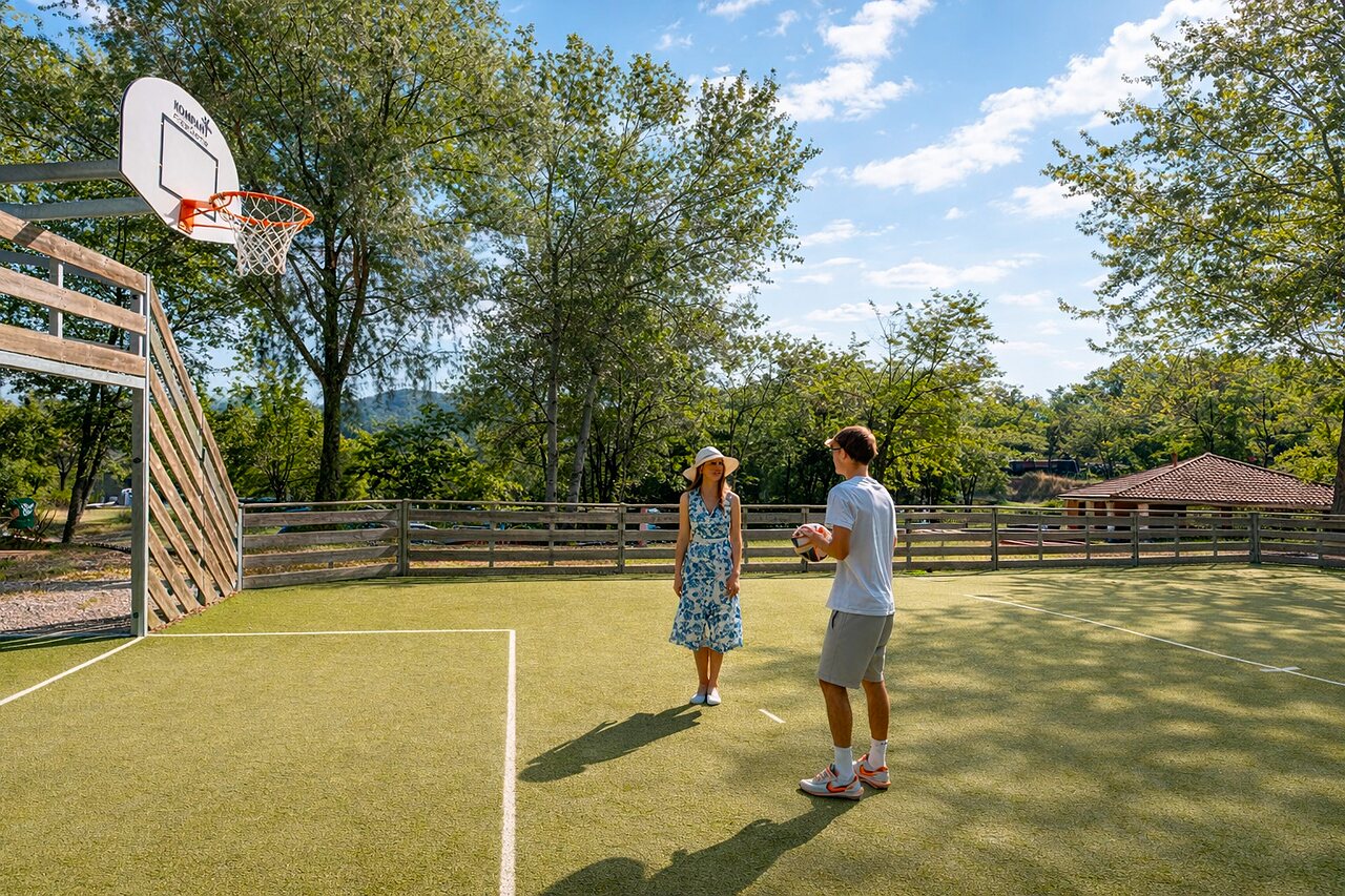 Multisportterrein met basketbalring en stel op camping CLICOCHIC Couriou in Recoubeau-Jansac (26).