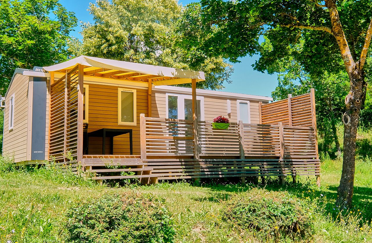 Modern stacaravan met houten terras op camping CLICOCHIC Couriou in Recoubeau-Jansac.