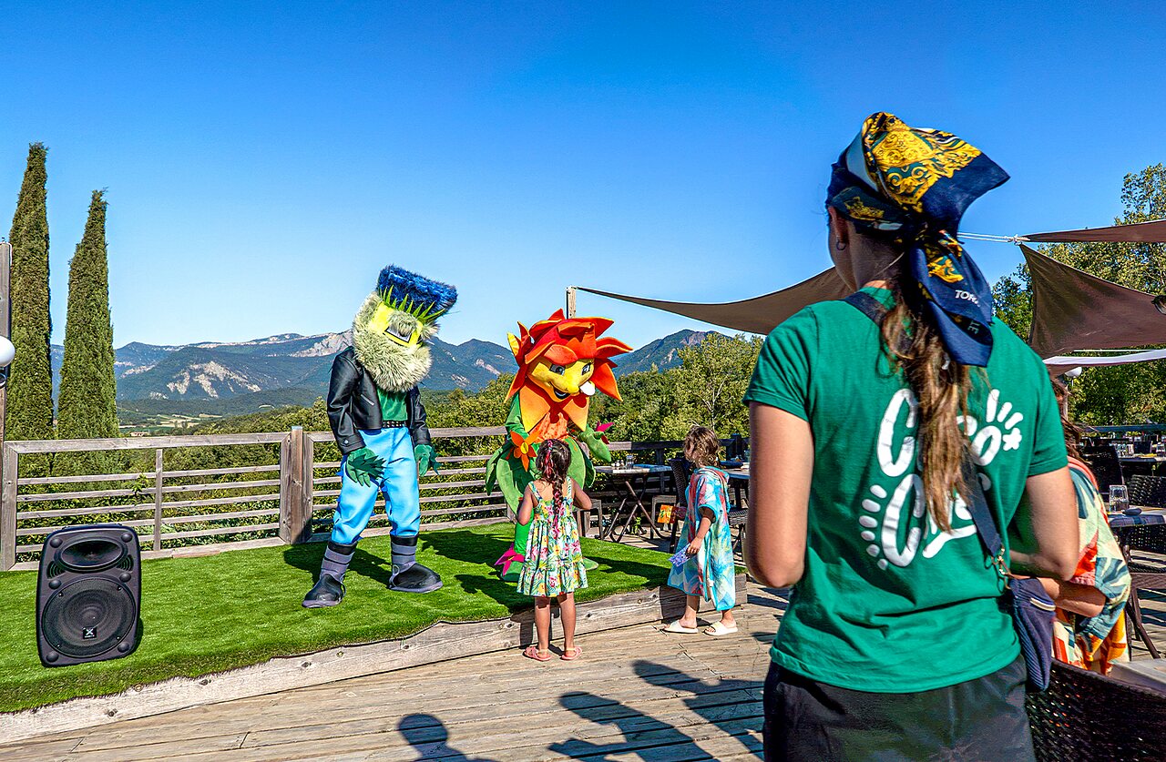 Mascottes vermaken kinderen op panoramisch terras bij camping CLICOCHIC Couriou.