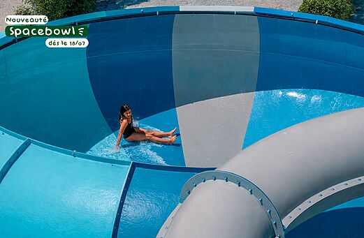 Spacebowl waterglijbaan met kind op camping CLICOCHIC Couriou in Recoubeau-Jansac.