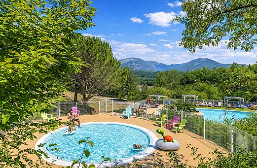 Familiezwembad en kinderbad met bergen op camping CLICOCHIC Couriou in Recoubeau-Jansac (26).