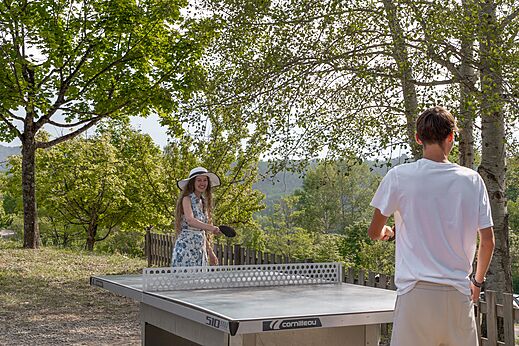 Buiten pingpongtafel om te spelen op camping CLICOCHIC Couriou in Recoubeau-Jansac.