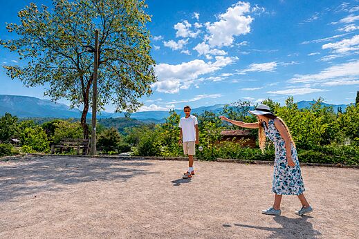 Potje jeu de boules op speelterrein camping CLICOCHIC Couriou in Recoubeau-Jansac.