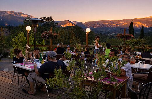 Restaurant, bergzicht, op camping CLICOCHIC Couriou in Recoubeau-Jansac (26).