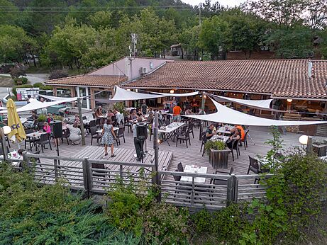 Levendig restaurantterras met avondanimatie op camping CLICOCHIC Couriou in Recoubeau-Jansac.