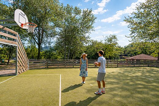 Multisportterrein met basketbalring op camping CLICOCHIC Couriou, Recoubeau-Jansac (26).