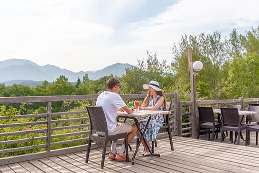 Bar, stel, berguitzicht op camping CLICOCHIC Couriou in Recoubeau-Jansac.
