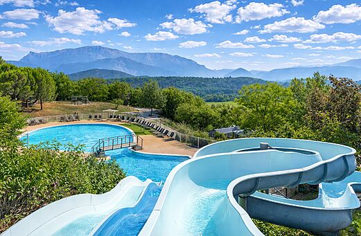 Waterglijbanen en groot buitenzwembad op camping CLICOCHIC Couriou in Recoubeau-Jansac.