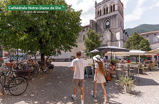Kathedraal Notre-Dame de Die en levendig plein met terrassen, Drôme.