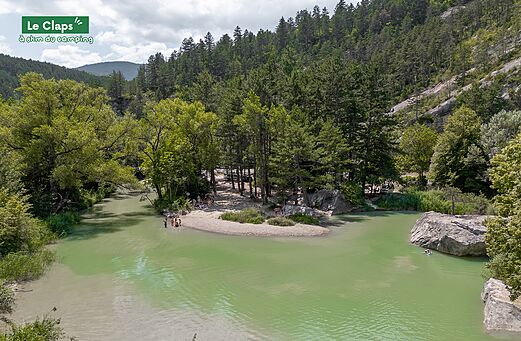 Le Claps, natuurlijke site met rivier en strand, zwemmen nabij Recoubeau-Jansac.