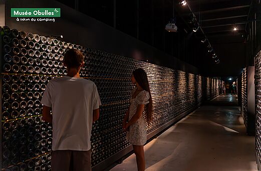 Musée Obulles, originele flessententoonstelling, toeristische plek om te bezoeken nabij de camping.